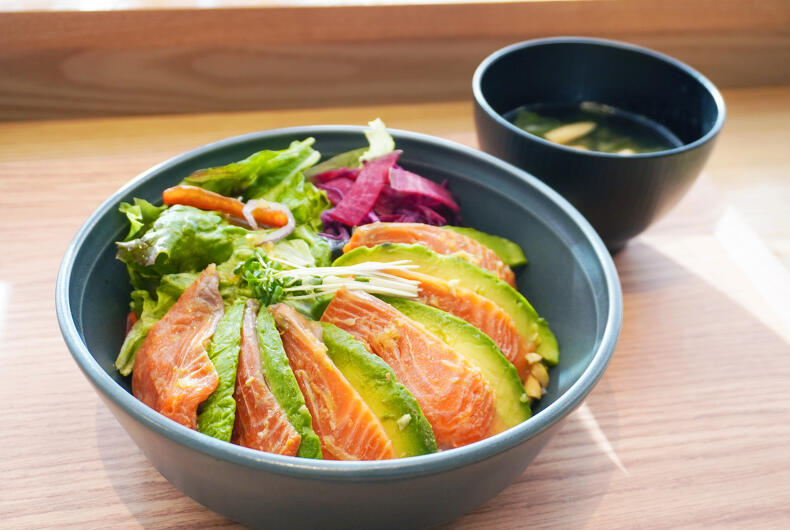 【期間限定】陸上養殖で育ったサーモンの「ポキ丼」が登場！